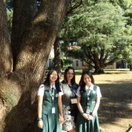 姉妹校トリニティハイスクール（フィリピン）から２名の留学生をお迎えしました。